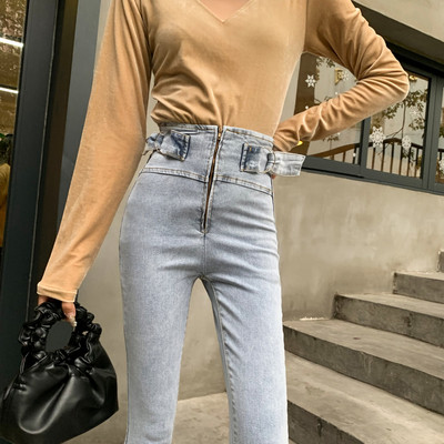 Prigludę moteriški džinsai aukštu juosmeniu ir užtrauktuku