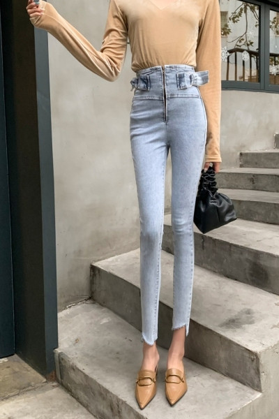 Prigludę moteriški džinsai aukštu juosmeniu ir užtrauktuku