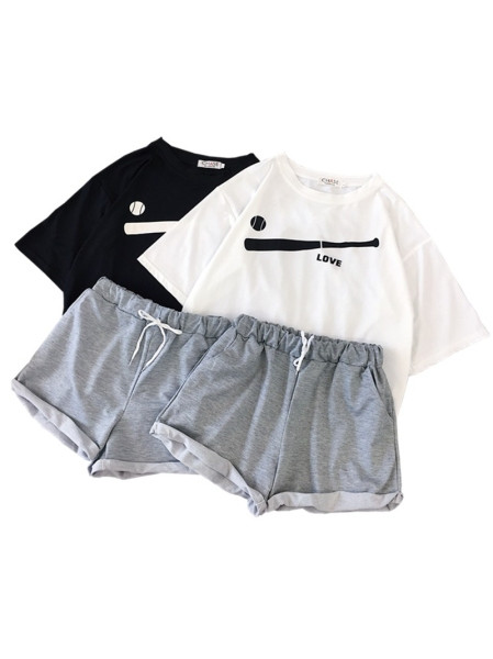 Sport-alkalmi női szett rátéttel ellátott pólóval és rövidnadrággal