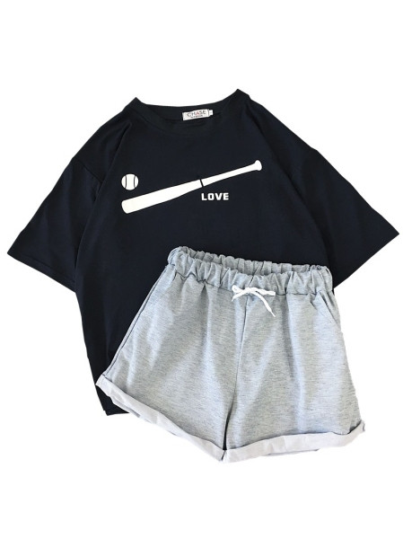 Sport-alkalmi női szett rátéttel ellátott pólóval és rövidnadrággal