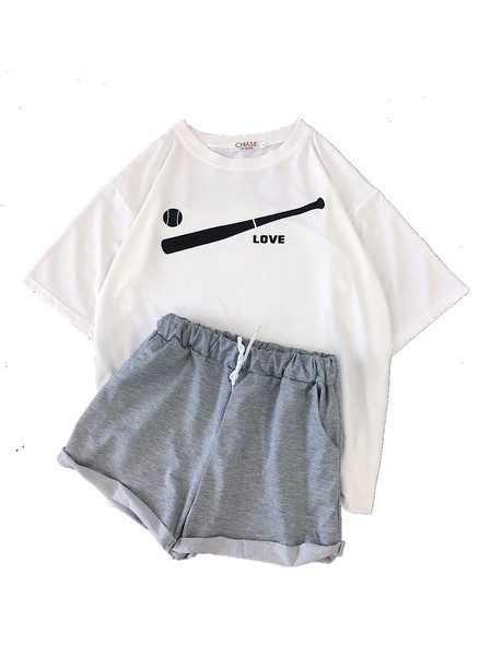 Sport-alkalmi női szett rátéttel ellátott pólóval és rövidnadrággal