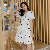 Moteriška laisvalaikio suknelė su V formos iškirpte ir trumpomis rankovėmis