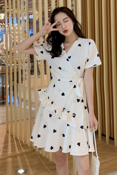 Moteriška laisvalaikio suknelė su V formos iškirpte ir trumpomis rankovėmis