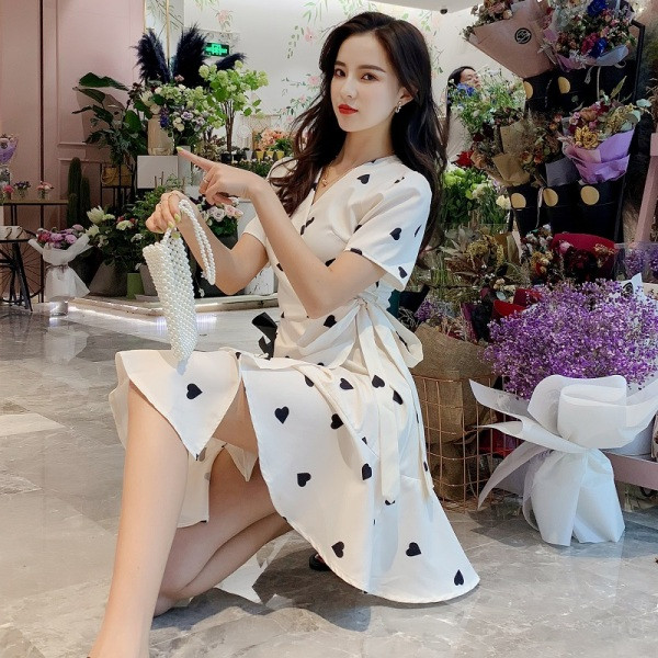 Moteriška laisvalaikio suknelė su V formos iškirpte ir trumpomis rankovėmis