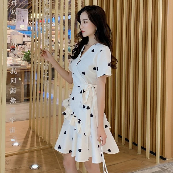 Moteriška laisvalaikio suknelė su V formos iškirpte ir trumpomis rankovėmis