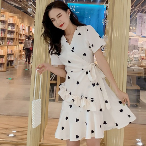 Moteriška laisvalaikio suknelė su V formos iškirpte ir trumpomis rankovėmis