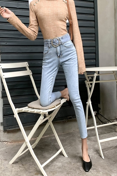 Blugi de dama mulati cu talie inalta si curea cu catarama metalica