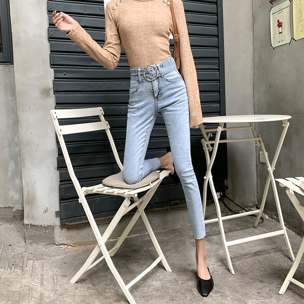 Blugi de dama mulati cu talie inalta si curea cu catarama metalica