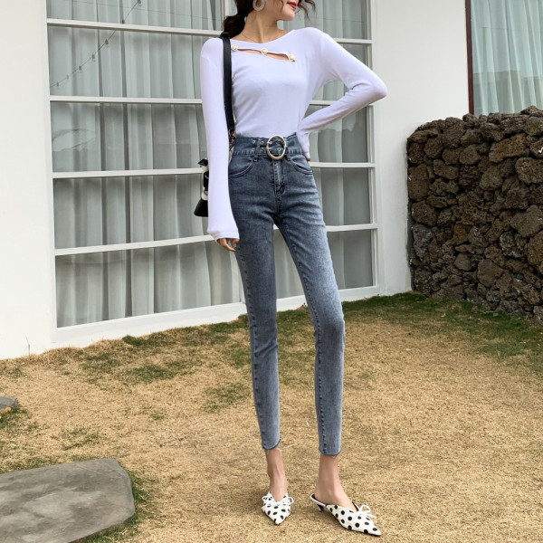 Blugi de dama mulati cu talie inalta si curea cu catarama metalica