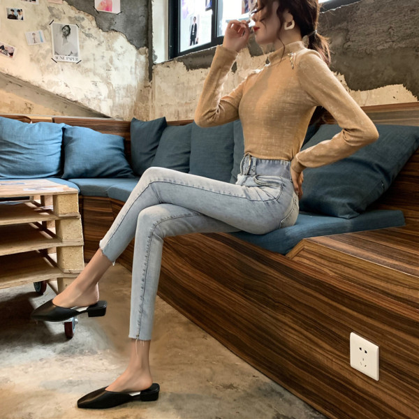 Blugi de dama mulati cu talie inalta si curea cu catarama metalica