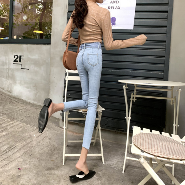 Blugi de dama mulati cu talie inalta si curea cu catarama metalica