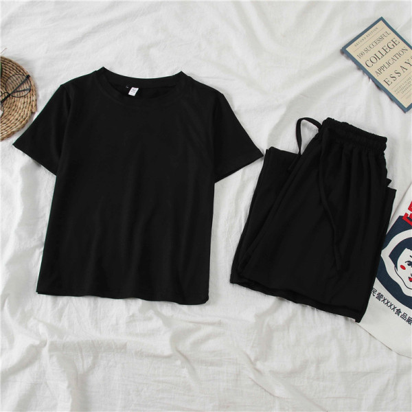 Įprastas moteriškas komplektas su marškinėliais ir plačiomis kelnėmis