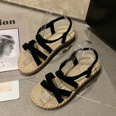 Moteriškos basutės lygiais padais ir zomšinėmis petnešėlėmis