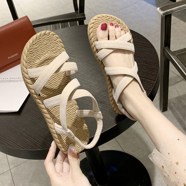 Moteriškos basutės lygiais padais ir zomšinėmis petnešėlėmis