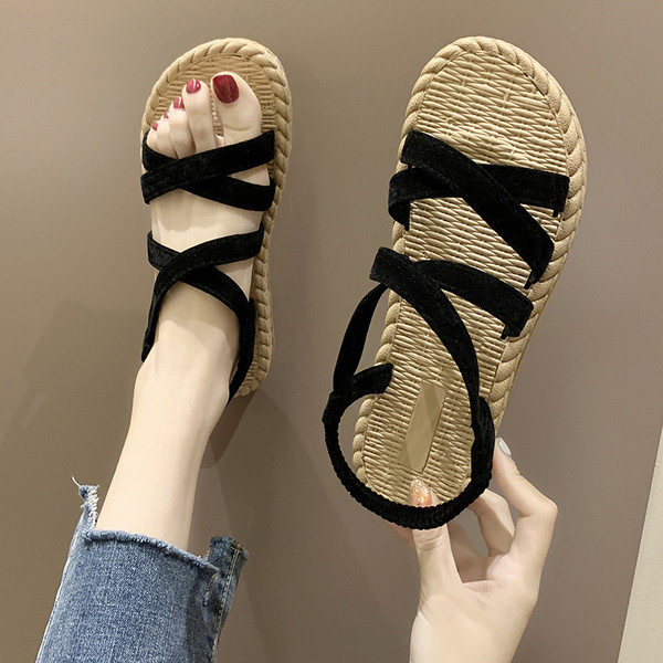 Moteriškos basutės lygiais padais ir zomšinėmis petnešėlėmis