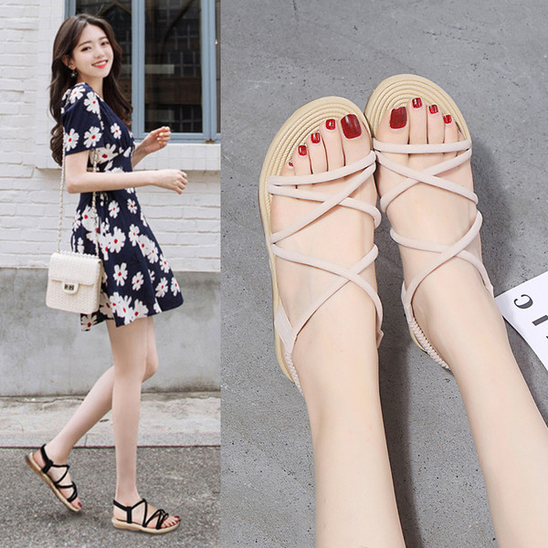 Ženske sandale s ravnim potplatom i remenčićima