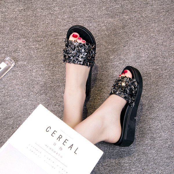 Model nou de papuci cu talpa plata si element din pietre