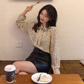 Moderns sieviešu krekls ar punktveida apkakli