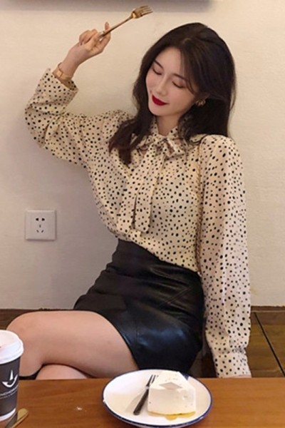 Moderns sieviešu krekls ar punktveida apkakli