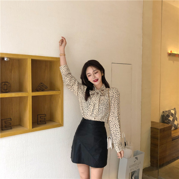 Moderns sieviešu krekls ar punktveida apkakli