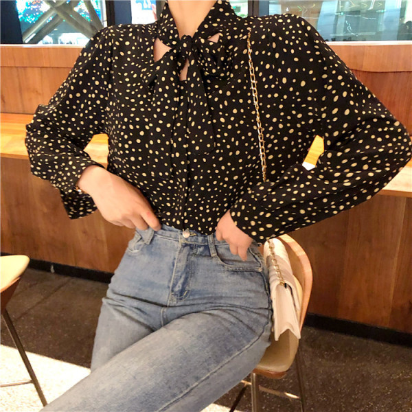Moderns sieviešu krekls ar punktveida apkakli