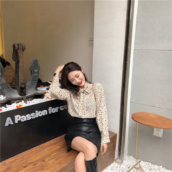 Moderns sieviešu krekls ar punktveida apkakli