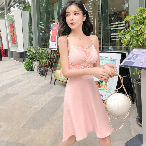 Moteriška suknelė su plonais petnešėlėmis