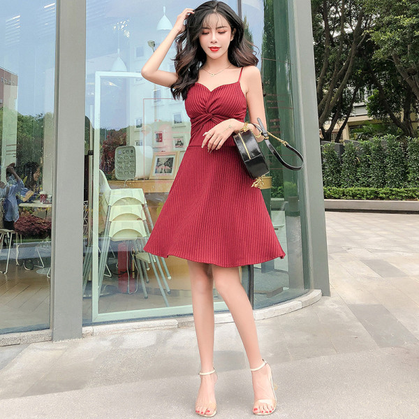 Moteriška suknelė su plonais petnešėlėmis