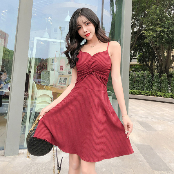 Moteriška suknelė su plonais petnešėlėmis