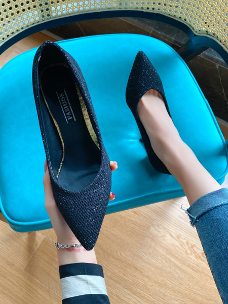 Pantofi de damă eleganti, cu particule strălucitoare și tocuri subțiri