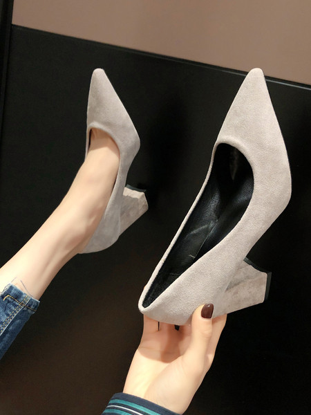 Moodsad ökoloogilisest seemisnahast paksude kontsadega naiste kingad - teravatipuline mudel