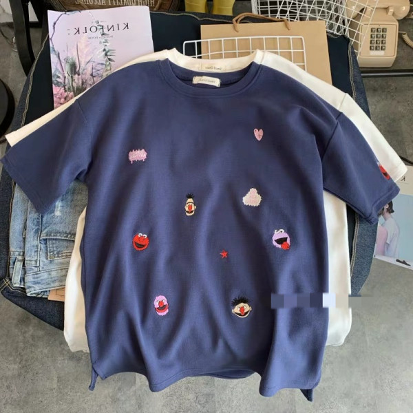 Hétköznapi női póló ovális nyakkivágással, rövid ujjal és hímzéssel