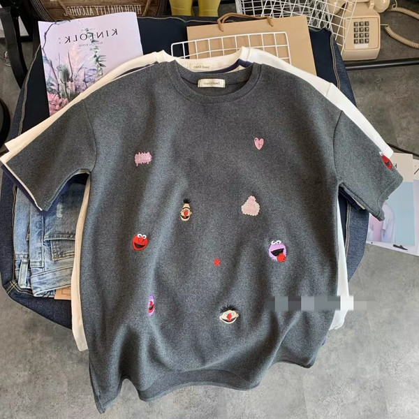 Hétköznapi női póló ovális nyakkivágással, rövid ujjal és hímzéssel