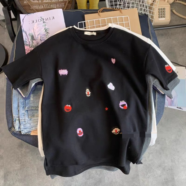 Hétköznapi női póló ovális nyakkivágással, rövid ujjal és hímzéssel