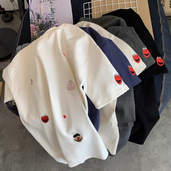 Hétköznapi női póló ovális nyakkivágással, rövid ujjal és hímzéssel