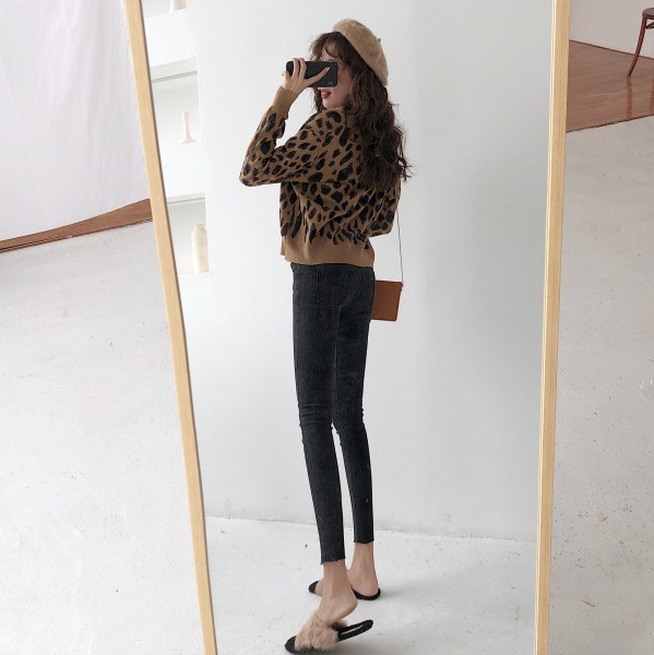 Upijene ženske crne traperice s visokim strukom i gumbima