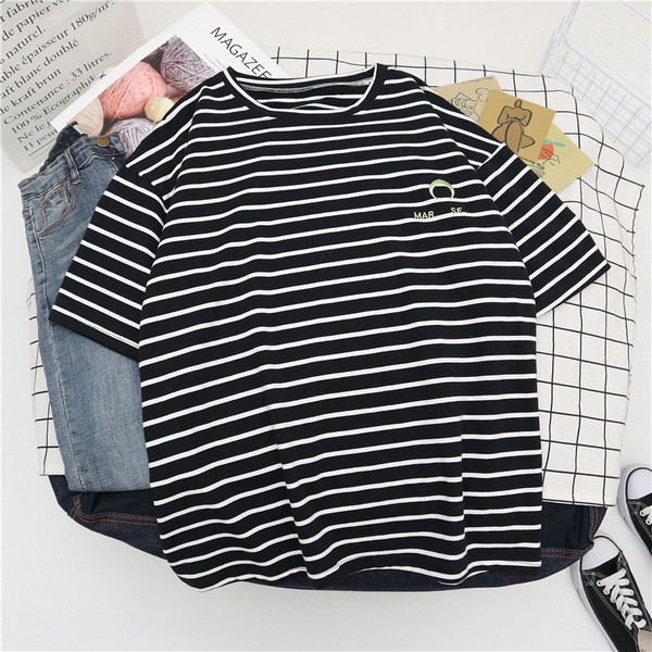 Tricou dama in dungi cu decolteu oval si maneci scurte