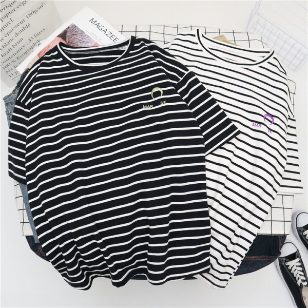 Tricou dama in dungi cu decolteu oval si maneci scurte