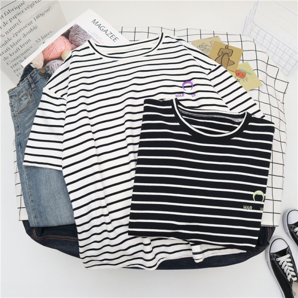 Tricou dama in dungi cu decolteu oval si maneci scurte