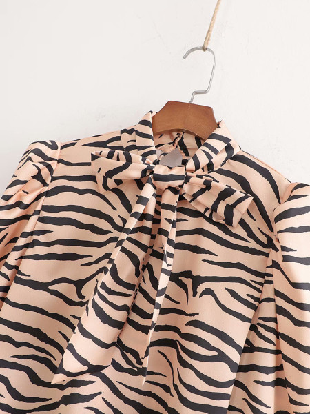 Női blúz nyakkivágással szalaggal és zebramintával