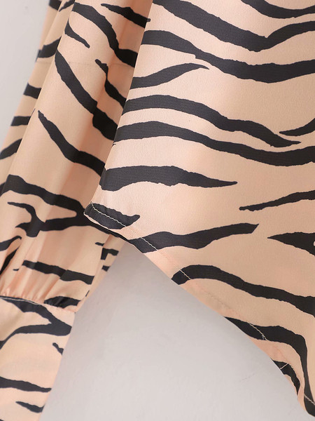 Női blúz nyakkivágással szalaggal és zebramintával