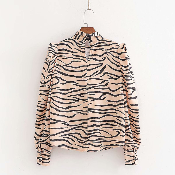 Női blúz nyakkivágással szalaggal és zebramintával