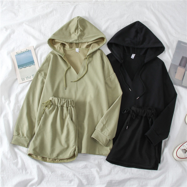 Set casual pentru femei, care include un hanorac cu glugă și pantaloni scurți