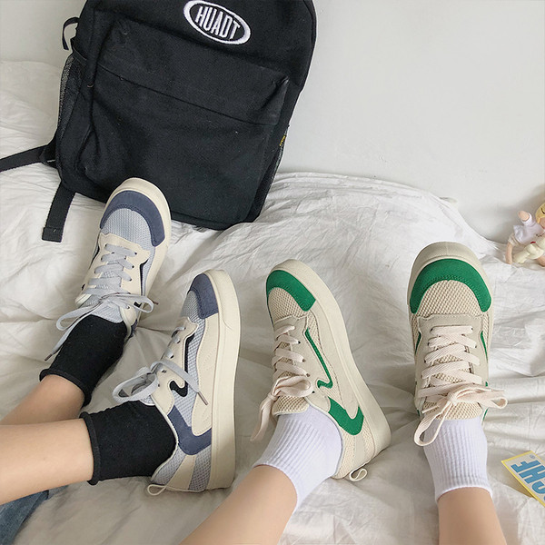 Sieviešu sporta un ikdienas kedas ar plakanu zoli