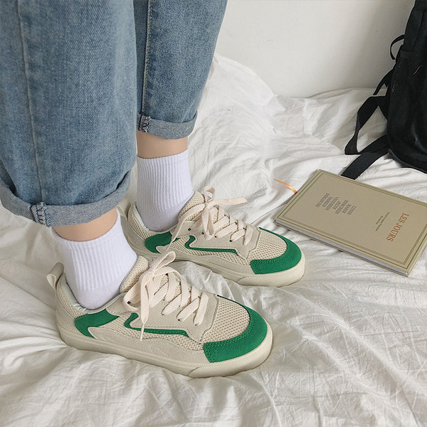 Sieviešu sporta un ikdienas kedas ar plakanu zoli