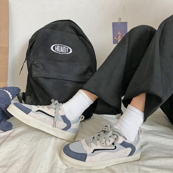 Sieviešu sporta un ikdienas kedas ar plakanu zoli