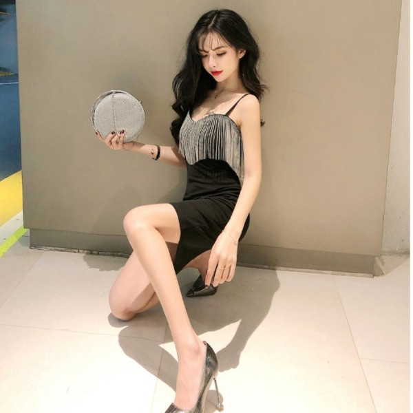 Modern női fekete ruha rojtokkal és vékony pántokkal