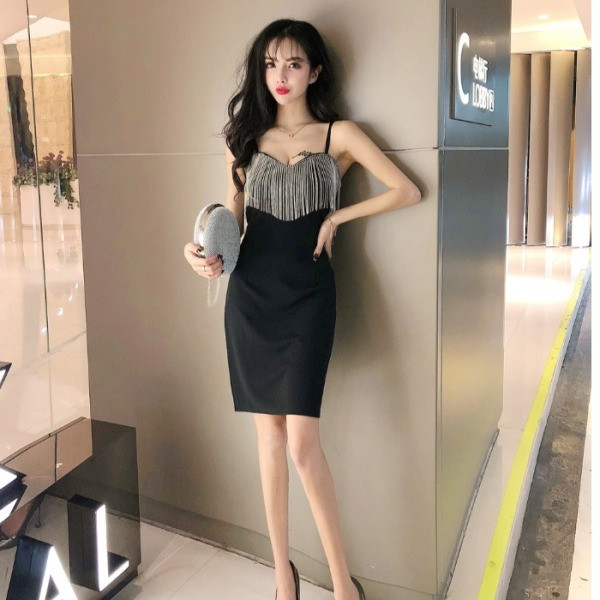 Modern női fekete ruha rojtokkal és vékony pántokkal