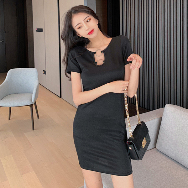 Rochie scurtă, cu mâneci scurte și detalii metalice