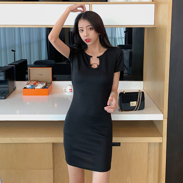 Rochie scurtă, cu mâneci scurte și detalii metalice